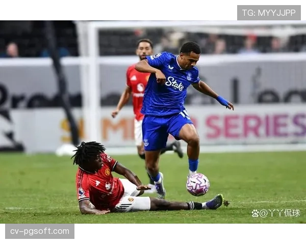 曼联后卫马丁内斯小腿受伤，将缺席对阵埃弗顿比赛